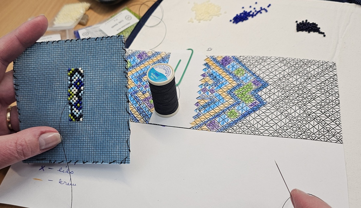 Mintarajz hímzéssel