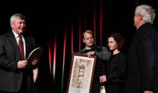 Dudás Károly, a Vajdasági Magyar Szövetség (VMSZ) elnöke átadja az egyik &quot;Életfa díjat&quot;