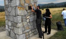 Az avatás napja előtt új tábla is került az emlékműre