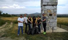 A tereprendezés végén: az elégedett &quot;munkások&quot;, az összegyűjtött szemét és a kitisztított környék