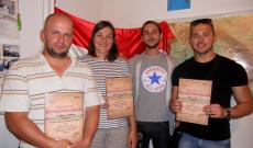 A Haladó I. csoport fele, büszke tanárukkal... A Haladó I. csoport fele, büszke tanárukkal...