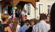 Az iskola igazgatója, Molnár Béla köszönti a diákokat Az iskola igazgatója, Molnár Béla köszönti a diákokat