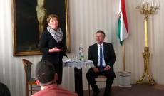 Dr. Szili Katalin miniszterelnöki megbízott és Kalmár Ferenc miniszteri biztos 2016. április 30-án Bécsben