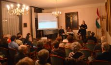 Takács Éva előadóművész a magyar katolikus népi vallásosság legszebb énekeiből nyújtott át egy csokornyit (Fotó: Miklós Tünde)