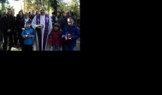 Szabó Ernő linzi magyar plébános híveivel Mindenszentek napján a város Szent Martin-temetőjében