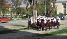 vonulnak az asszonyok