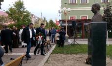 Révai Miklós szobor koszorúzása