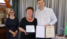 Vukovár polgármesterének, Ivan Penavának köszönőajándékot adományoz Jakumetovic Rozália elnökasszony
