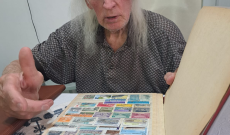 Orbán Lajos bélyeggyűjtővel