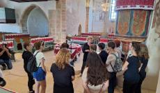 A faragott festett kőszószék