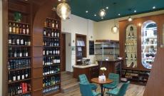 Ha belépés után jobbra nézünk, a bolt hangulatos kávézósarka és gazdag borospolcai tárulnak szemünk elé