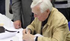 Csikmák Imre dedikál