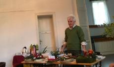 A koszorúk elkészítéséhez Gáll László adott hasznos tanácsokat