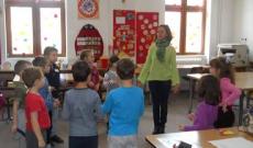 Szabó Csilla temesvári pszichológus-logopédus a Bartók Béla Elméleti Líceum tanulóival