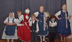 Kiszehajtó, és villőző gyerekek