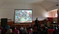 A koszorúkötés lépéseit ismerteti Hanuleac Tamás