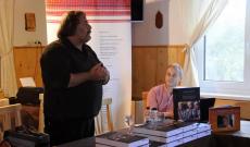 Az író és a házigazda