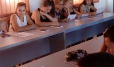 A gyerekek a verset olvassák