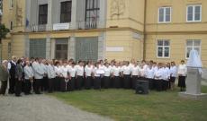 A Kárpát-medencei Kórustalálkozó résztvevő kórusai a szoboravatáson A Kárpát-medencei Kórustalálkozó résztvevő kórusai a szoboravatáson