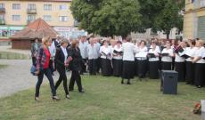 Koszorúzás A szobrot megkoszorúzza a nagykaposi Erdélyi János Magyar Tanítási Nyelvű Alapiskola delegációja