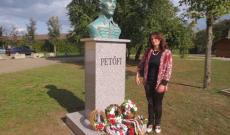 Horti Réka Petőfi ösztöndíjas a Petőfi azoborral Horti Réka Petőfi ösztöndíjas a Petőfi szoborral