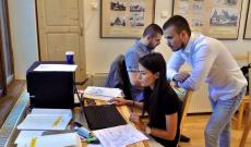 Márton Zsófia, Kémeri Attila és Balázs Botond az iratcsomók összeállításában segédkeztek Konzuli fogadónap Szeben megyében