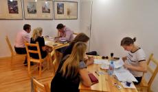 Békefi Annamária konzul és Kárász-Kiss Péter konzuli adminisztrátor érkeztek a Kolozsvári Főkonzulátusról a nagyszebeni fogadónapra Konzuli fogadónap Szeben megyében