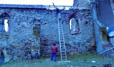 A mikeszászai kettéosztott templom összekötő falán éppen kisebb javításokat végeztek A Magyar Szórvány Napja Mikeszászán