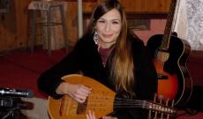 Garamvölgyi Anett, a Petőfi Sándor Program türi ösztöndíjasa dalaival emelte az ünnepség hangulatát A Magyar Szórvány Napja Mikeszászán