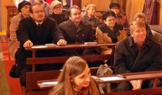 A hallgatóság élvezettel figyelte Kémenes Lóránt atya humorral fűszerezett interaktív előadását A Magyar Szórvány Napja Mikeszászán