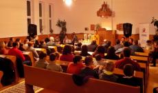 Ifjúsági istentisztelet a medgyesi unitárius templomban Közös utakon