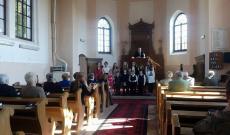 A fiatalok köszöntik az időseket