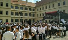 Az iskolaudvaron tartott hálaadó istentisztelet