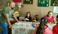 Mézeskalács díszítés közben