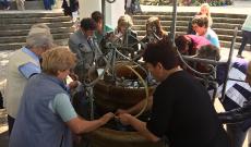 A Szentkút vizét palackba töltik az emberek