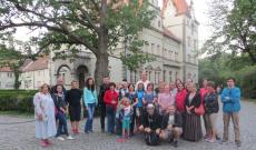 Csoportkép a Schönborn-kastély parkjában