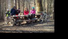 A kerékpáros túra végállomásán, Gyertyánligeten, a borkútnál