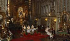 Szentmise és templombelső Szentmise és templombelső