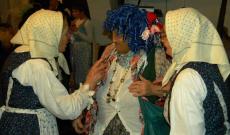 Maskarás cigánynő jósol az asszonyoknak