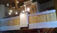 A templomban hallgatják a prédikációt