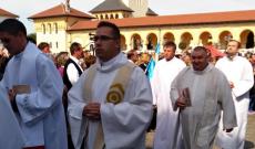 Kémenes Lóránt atya a római katolikus egyház képviselői között Hit és szeretet szolgálatában