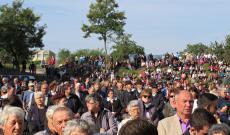 Hívő zarándokok hatalmas tömegének egy része Hit és szeretet szolgálatában