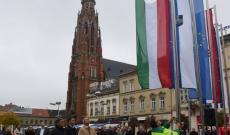 Zászlófelvonás Eszék főterén eszék