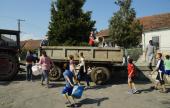 Indulás a krumpliföldre stílszerűen a traktor utánfutójában :) gyerekek, zsobok,