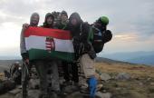 A csapat magyar zászlóval (Kökörnyines/Brebeneszkul, 2035m) A csapat magyar zászlóval (Kökörnyines/Brebeneszkul, 2035m)