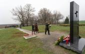 Zágrábi nagykövetség és eszéki konzulátus koszorúz az ovcarai kivégzések helyszínén