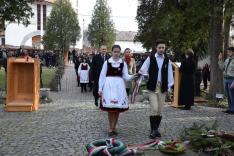 Diákok koszorúznak a fehéregyházi Petőfi Múzeum kertjében, a millenniumi Turul-emlékműnél