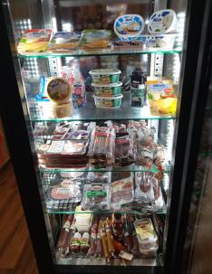 A hús - és tejtermékes hűtő (Pick és Sole Mizo, Univer és Benedek termékek, valamint torockói sajtok)