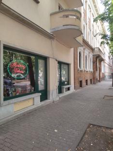 Az Ambrózy Delicatess & Café és a temesvári Magyar Ház egymás mellett található