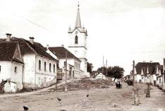 Utcakép a 19. és a 20. század fordulóján az evangélikus templommal és a parókiával 